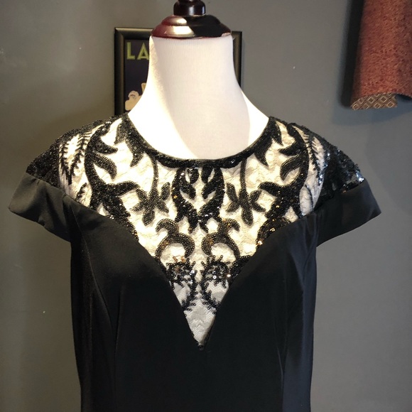 Adrianna Pappell elegant gown. - Picture 8 of 8